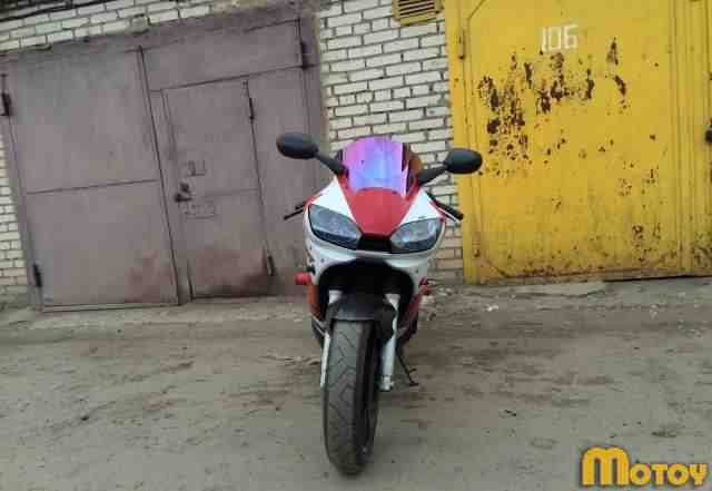Ямаха R6 2000 г. в Ямаха R6 2000 г. в