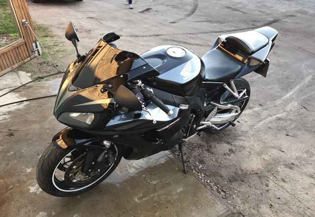 Хонда CBR1000RR Хонда CBR1000RR